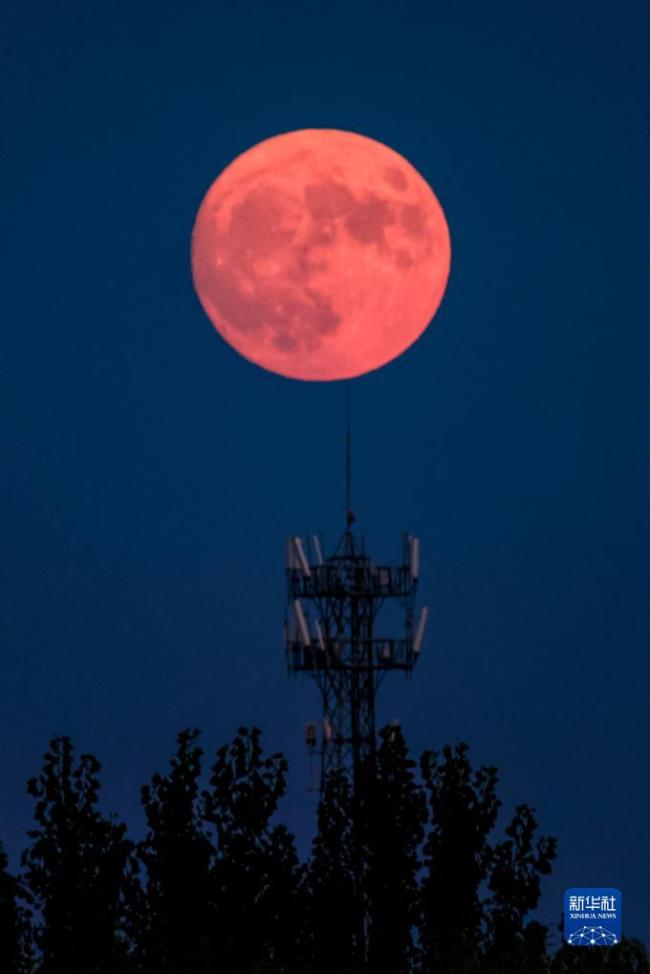 “超級月亮”現身(shēn)天宇