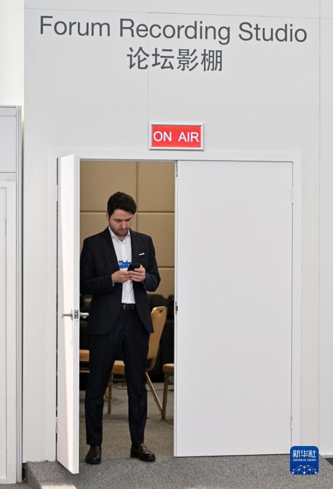 探訪2023夏季(ji)達沃斯論壇主新(xīn)聞中心