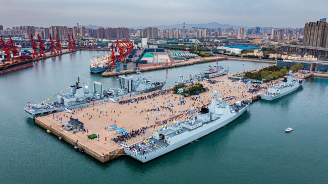 海軍(jun1)舉行艦(jiàn)艇開放(fàng)活動，開(kāi)封艦首(shǒu)次向公(gong)衆敞開(kai)大門