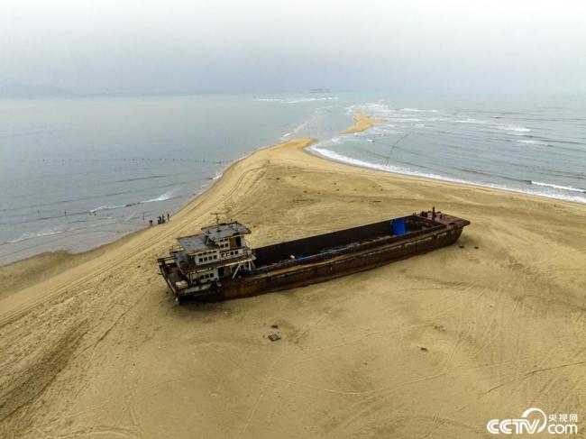 廣東茂名：海(hǎi)灘現交叉潮景觀(guān)