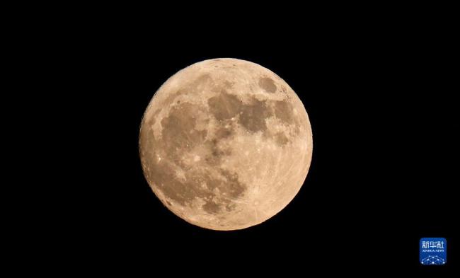 “超級(jí)月亮”現身天宇