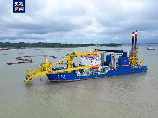 “天鲸号”投入平(ping)陸運河建設施工(gong)