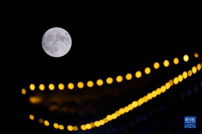 “超級(jí)月亮”現身天宇