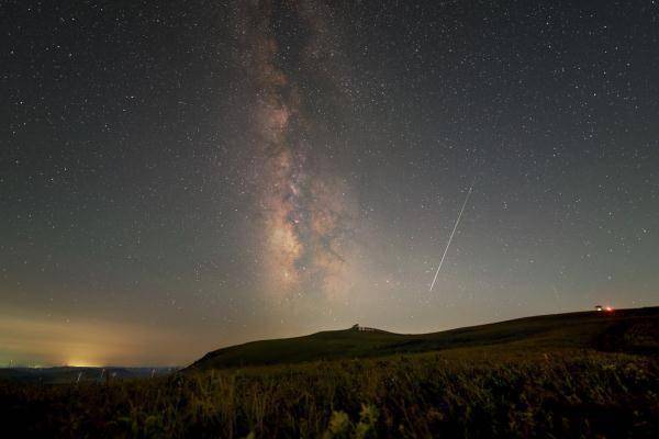 看(kan)!英仙座(zuò)流星雨(yu)絕美瞬(shun)間