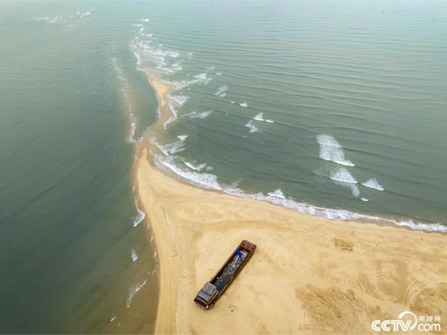 廣東茂名(míng)：海灘現交叉潮景(jing)觀