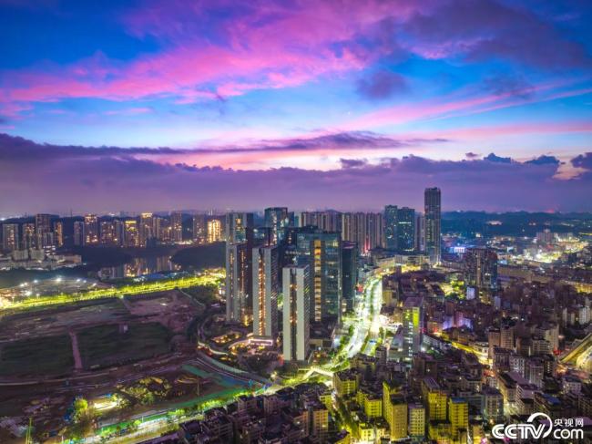 深圳：日(ri)出時分 朝(chao)霞暈染天(tiān)際