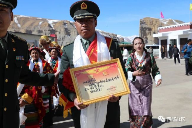 冰消雪融時(shí),一等功喜報(bào)送到戍邊軍(jun)人加央歐珠(zhu)家中