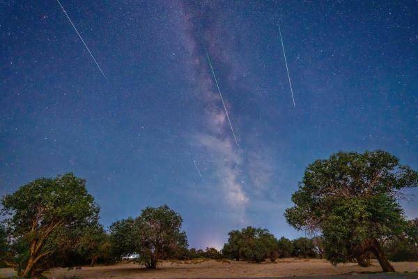 看(kan)!英仙座(zuò)流星雨(yǔ)絕美瞬(shun)間
