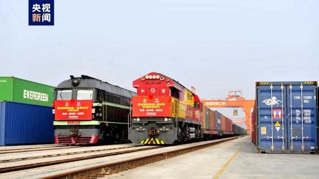 南昌(chāng)國際陸港三列外(wai)貿班列同時開行(hang)