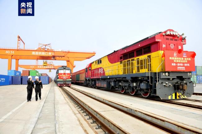 南昌國際陸港(gǎng)三列外貿班列同(tong)時開行