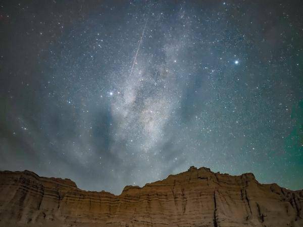 看!英(yīng)仙座流(liú)星雨絕(jue)美瞬間(jiān)