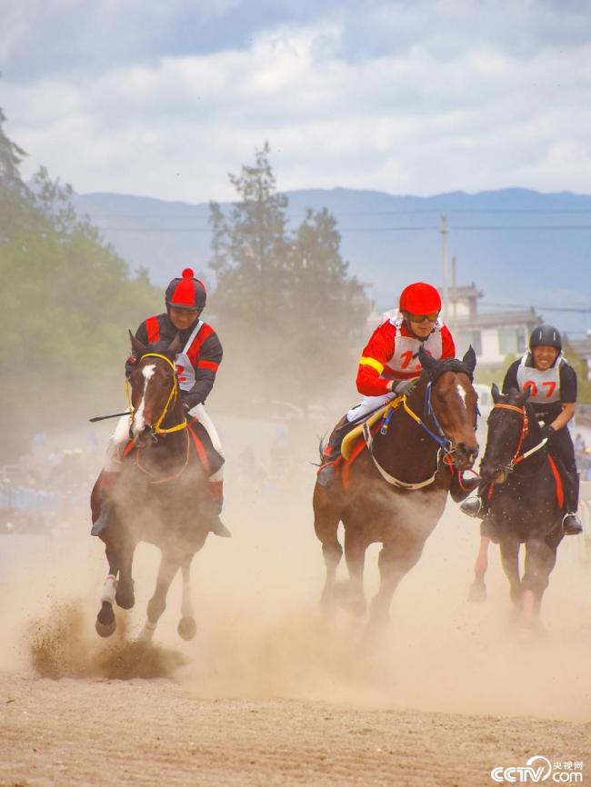 雲(yún)南大理：三月街民(min)族節賽馬大會開(kai)幕