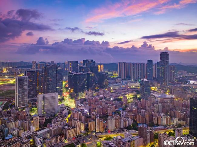 深(shen)圳：日出時(shí)分 朝霞暈(yūn)染天際