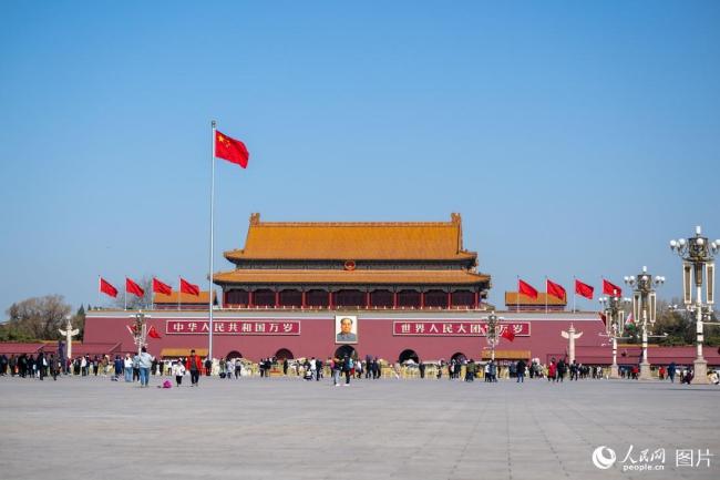 兩會召(zhào)開在即 北(běi)京天安門(mén)廣場紅旗(qi)招展