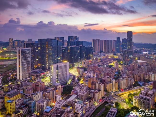 深圳：日出(chu)時分 朝霞(xia)暈染天際(jì)