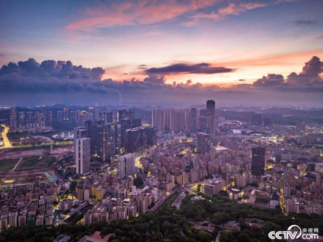 深圳(zhen)：日出時分(fèn) 朝霞暈染(rǎn)天際